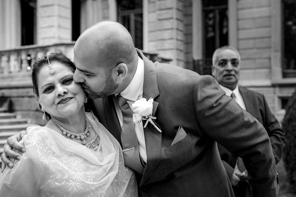 Fotografo Matrimonio Villa Erba Lo sposo bacia la madre prima dello svolgimento delle nozze