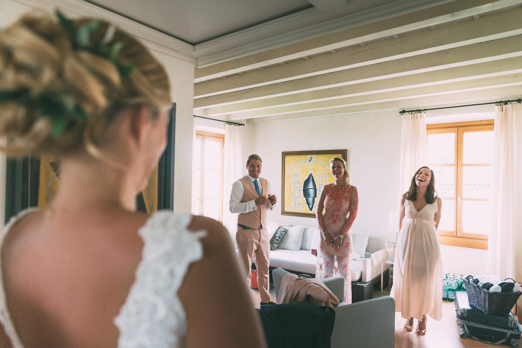 Fotografo Matrimonio Lago di Garda Lo stupore dei testimoni davanti alla bellezza della sposa