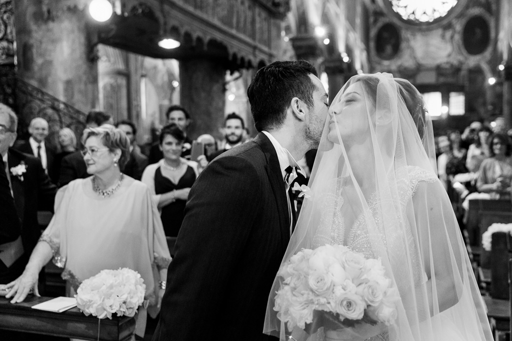 Fotografo Matrimonio Monza I due sposi si baciano finalmente ricongiunti