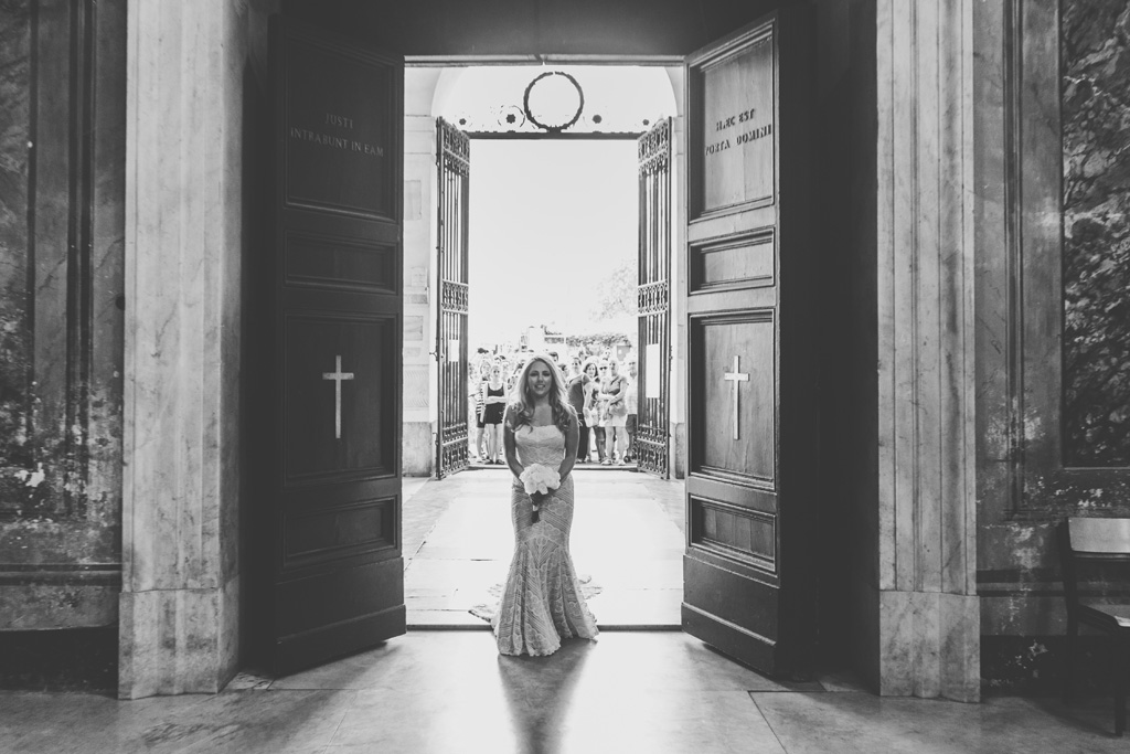 Fotografo Matrimonio Villa Del Cardinale Brittney entra nella Basilica tra lo stupore degli invitati colpiti dalla bellezza della sposa
