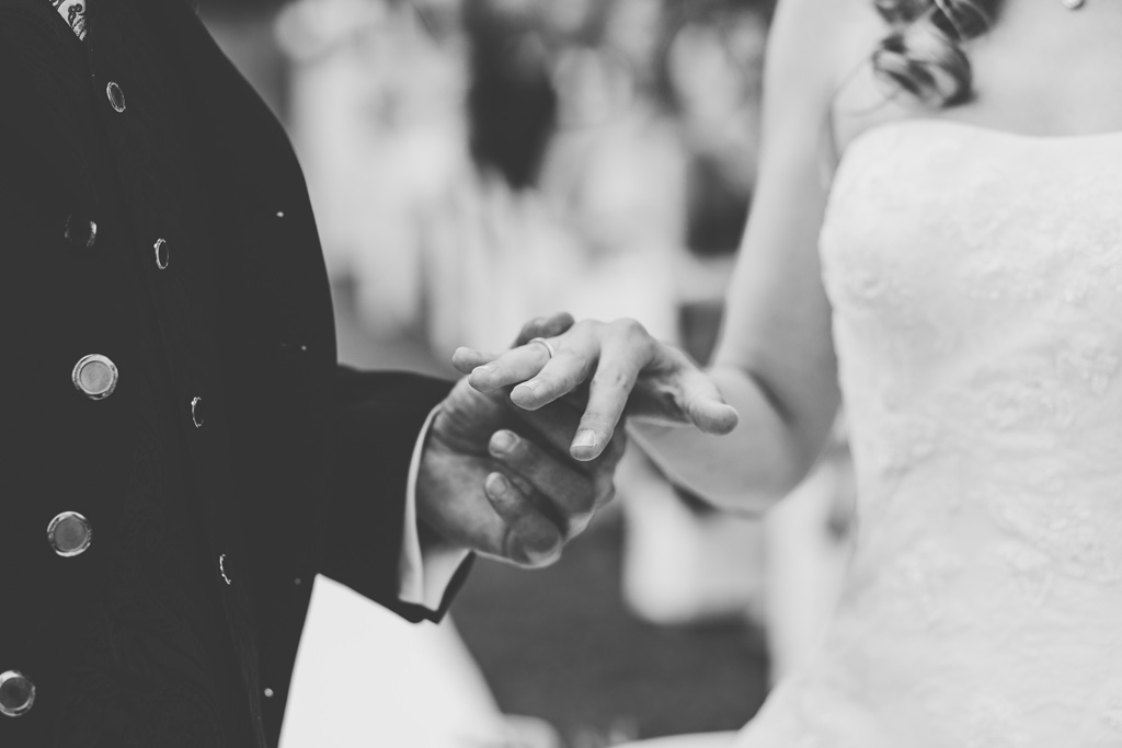 Fotografo Matrimonio Lago di Garda Martin indossa l'anello a Katrhin