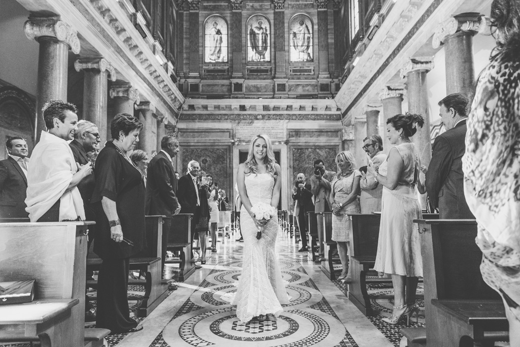 Fotografo Matrimonio Villa Del Cardinale Brittney entra nella Basilica tra lo stupore degli invitati colpiti dalla bellezza della sposa