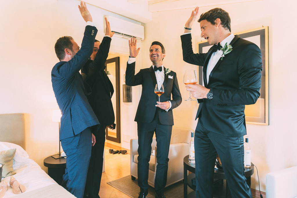 Fotografo Matrimonio Lago di Garda Lo sposo e i testimoni brindano festosamente prima di partire per la cerimonia di matrimonio