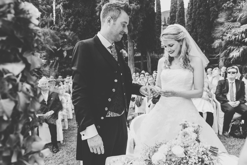 Fotografo Matrimonio Lago di Garda Kathrin indossa l'anello allo sposo