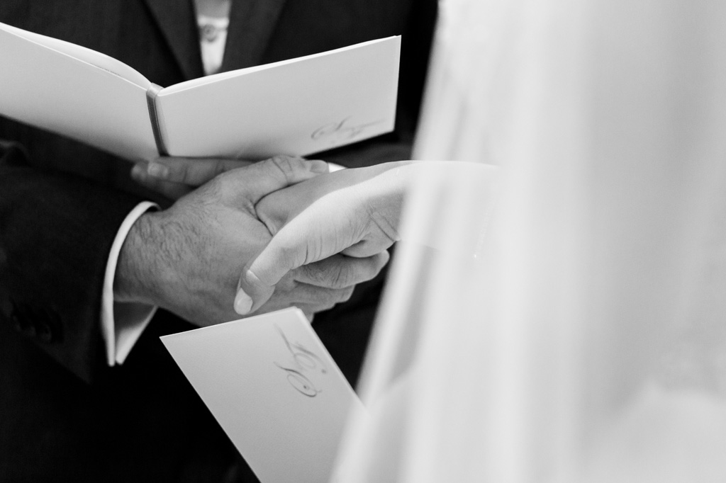 Fotografo Matrimonio Monza Le mani congiunte degli sposi durante la lettura delle promesse