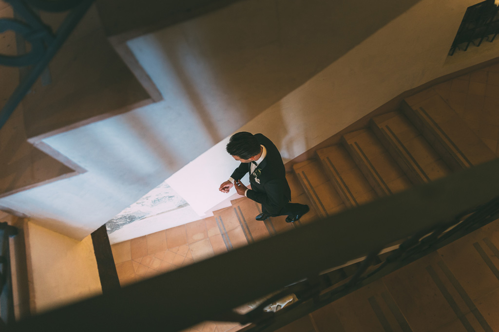 Fotografo Matrimonio Lago di Garda Lo sposo scende le scale per dirigersi alla cerimonia di matrimonio