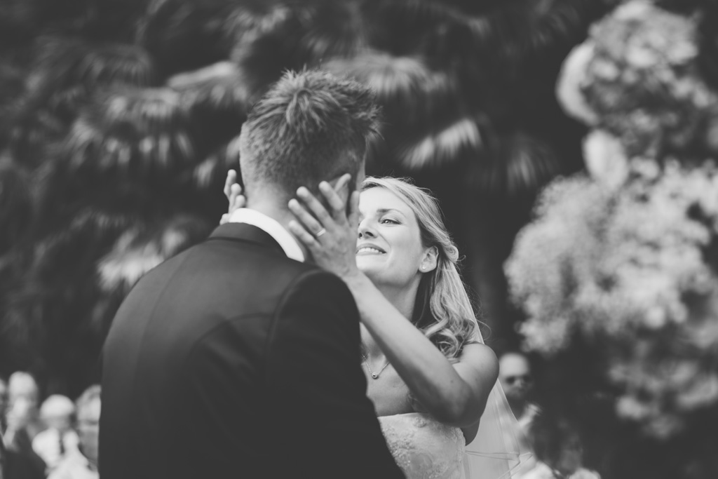 Fotografo Matrimonio Lago di Garda I due sposi posso baciarsi finalmente ricongiunti in matrimonio