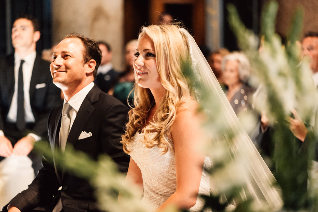 Fotografo Matrimonio Villa Del Cardinale Emmanuel e Brittney ascoltano attentamente le parole del prete