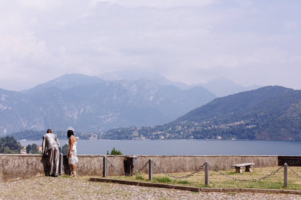 Fotografo Matrimonio Villa Erba La sposa si affaccia in direzione del Lago di Como