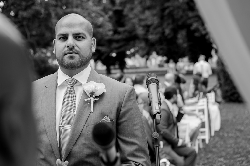 Fotografo Matrimonio Villa Erba Lo sposo ha un espressione serena e pacata prima della cerimonia