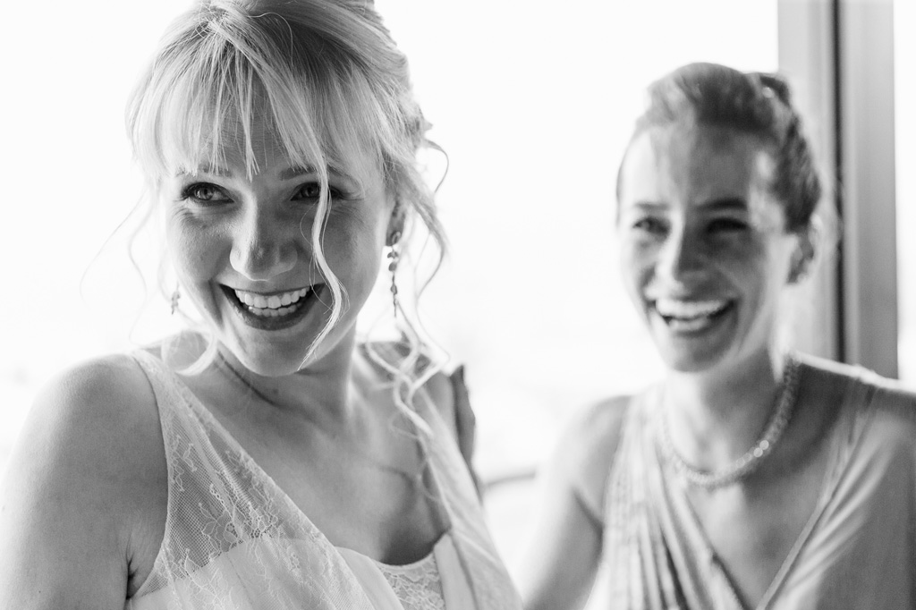 Fotografo Matrimonio Langhe La sposa sorride allegramente sotto la lente del fotografo Alessandro Della Savia