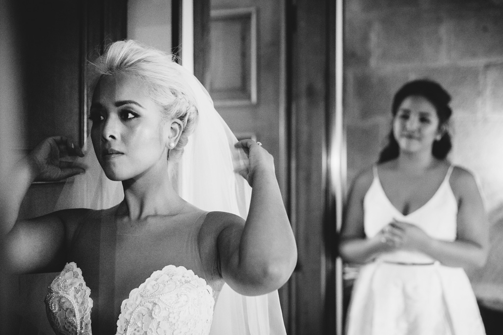 Fotografo Matrimonio Orvieto La sposa sistema il velo prima della cerimonia di matrimonio