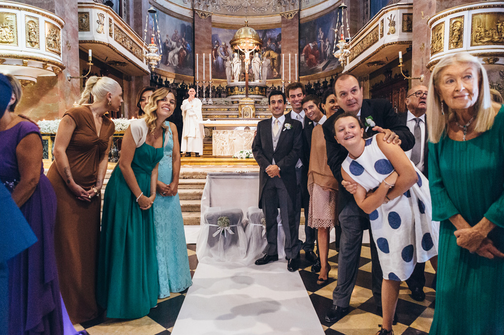 Fotografo Matrimonio Villa Caroli Zanchi Gli invitati bramano l'arrivo della sposa in uno scatto di Alessandro Della Savia