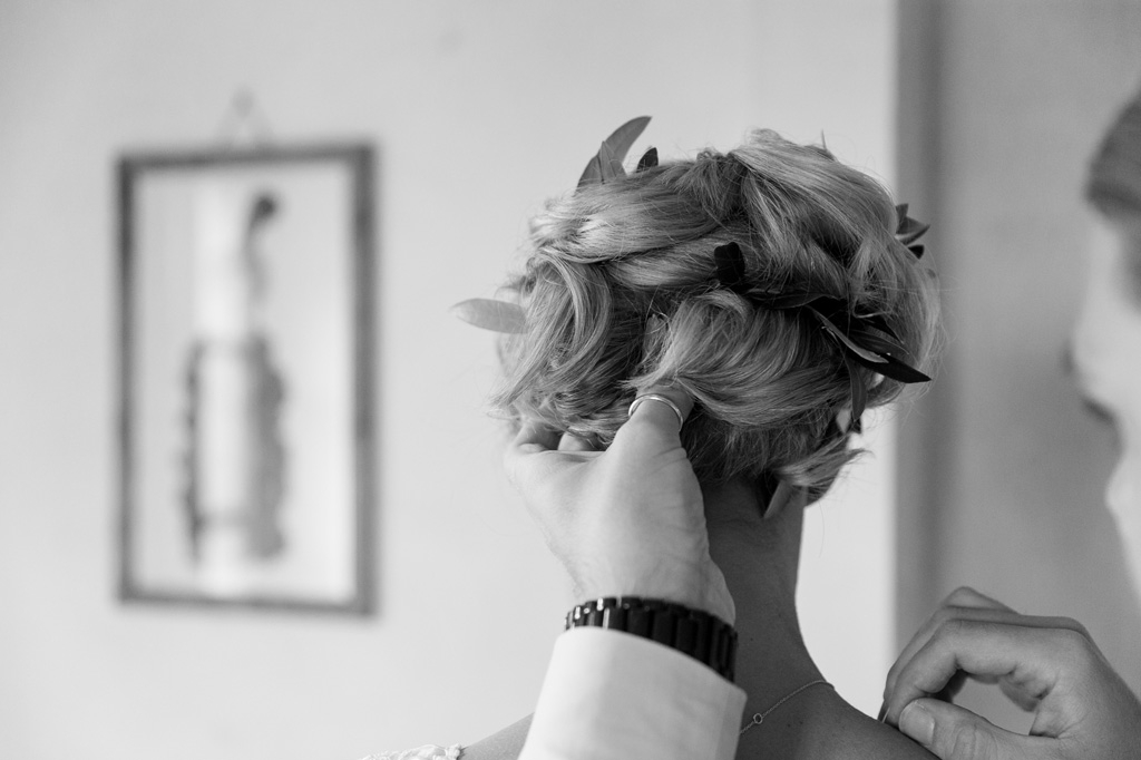 Fotografo Matrimonio Lago di Garda Il parrucchiere sistema i capelli della sposa