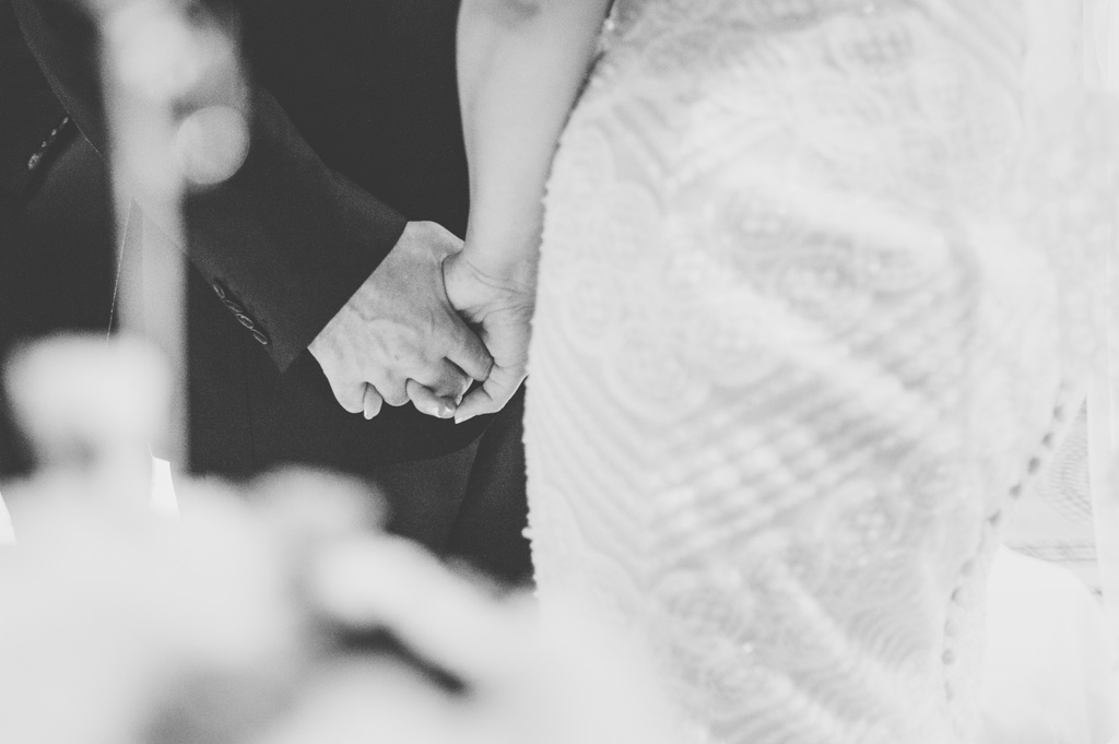 Fotografo Matrimonio Villa Del Cardinale I due sposi, Brittney e Emmanuel, si stringono la mano durante la cerimonia