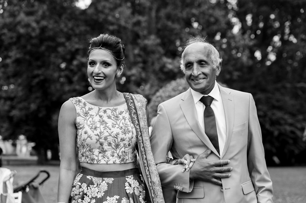 Fotografo Matrimonio Villa Erba Il padre e la sposa sorridono dolcemente agli invitati