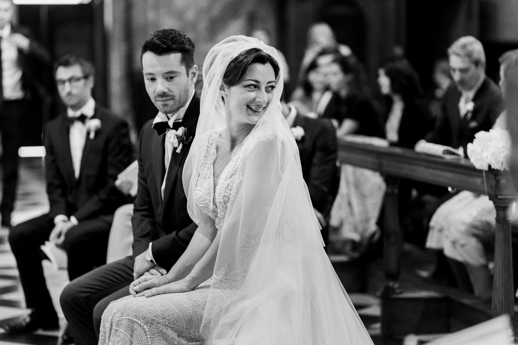 Fotografo Matrimonio Monza Una sposa sorride rassicurata agli invitati durante la cerimonia di matrimonio