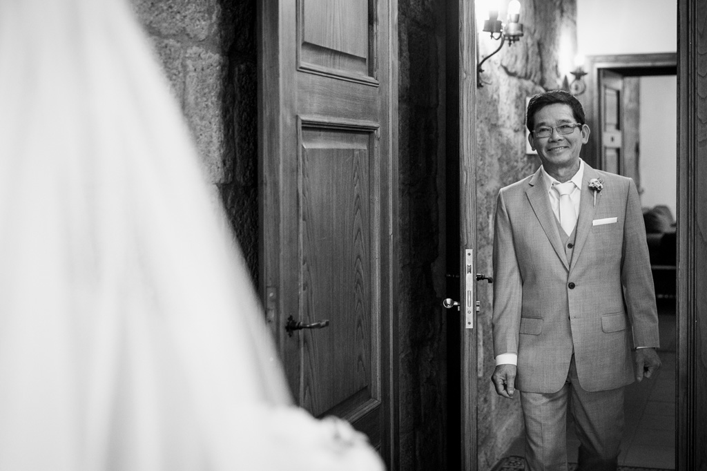Fotografo Matrimonio Orvieto Il padre della sposa osserva emozionato la figlia