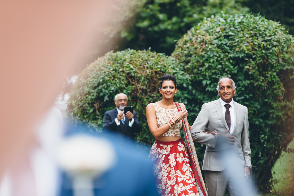 Fotografo Matrimonio Villa Erba La sposa sorride raggiante allo sposo