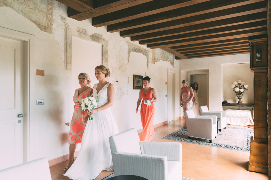 Fotografo Matrimonio Lago di Garda Le damigelle accompagnano la sposa alla cerimonia