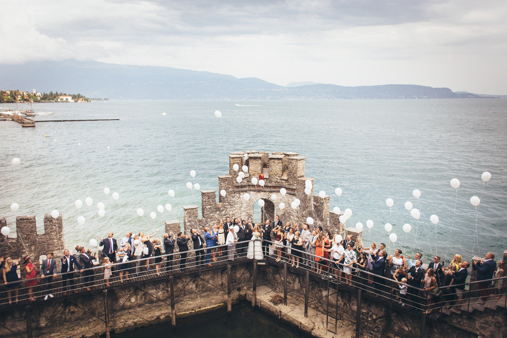 Fotografo Matrimonio Lago di Garda Tutti i partecipanti al matrimonio lasciano andare in cielo numerosi palloncini