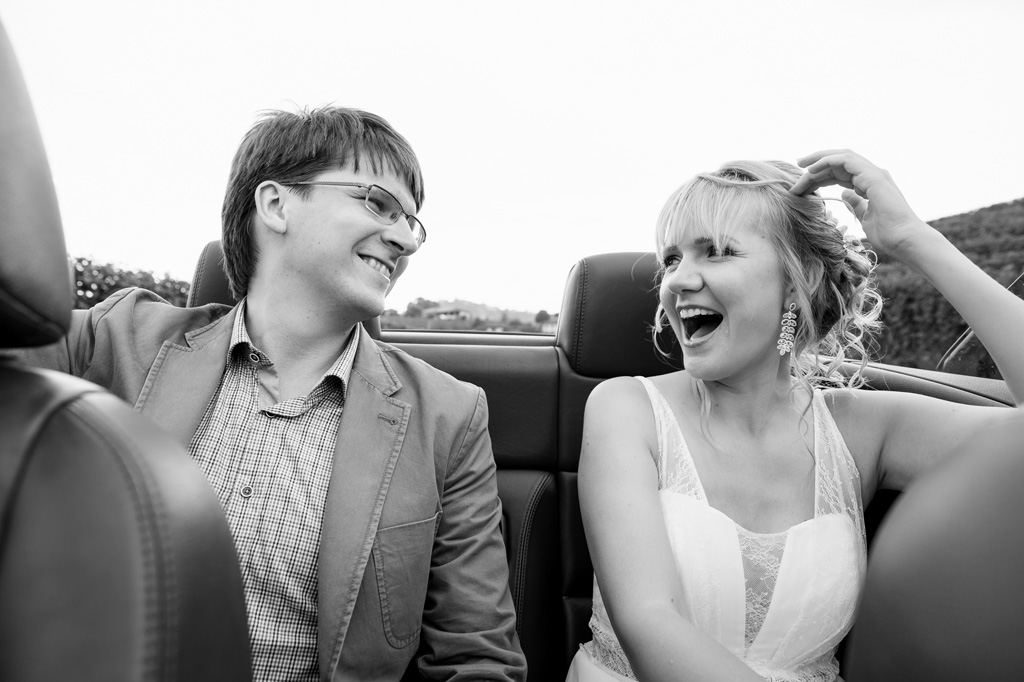Fotografo Matrimonio Langhe La sposa ride e scherza in macchina durante il viaggio destinazione per la cerimonia