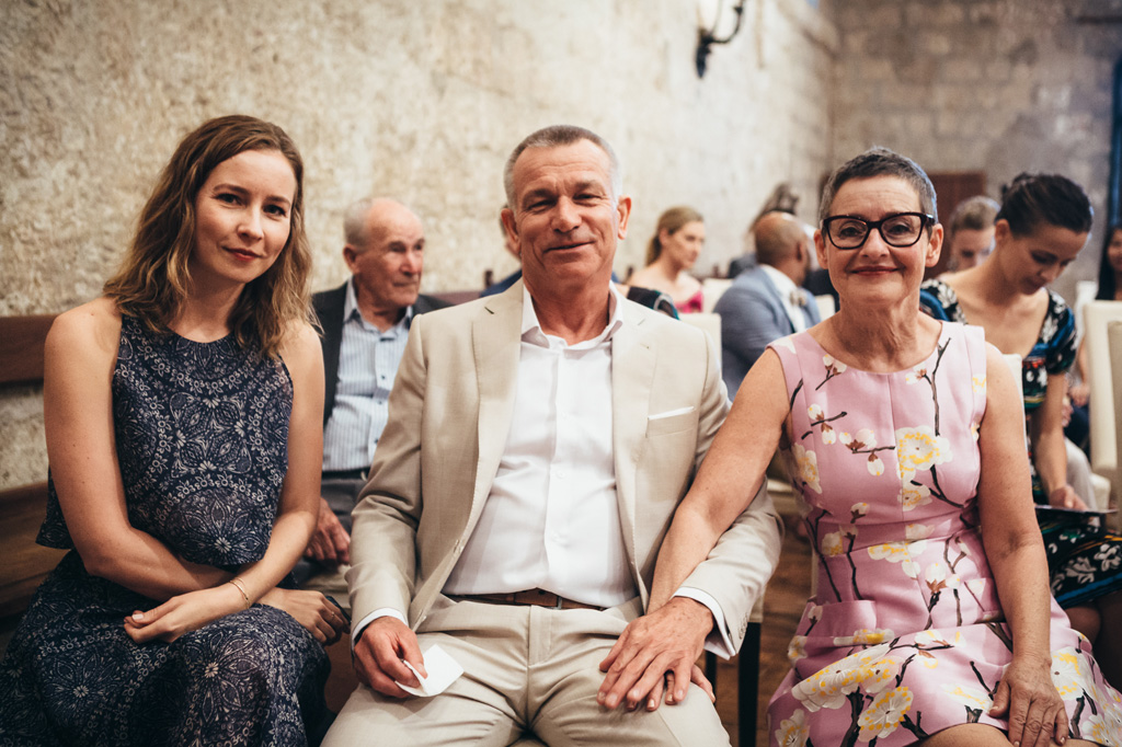 Fotografo Matrimonio Orvieto Alcuni ospiti prendono posto in chiesa per assistere alla cerimonia