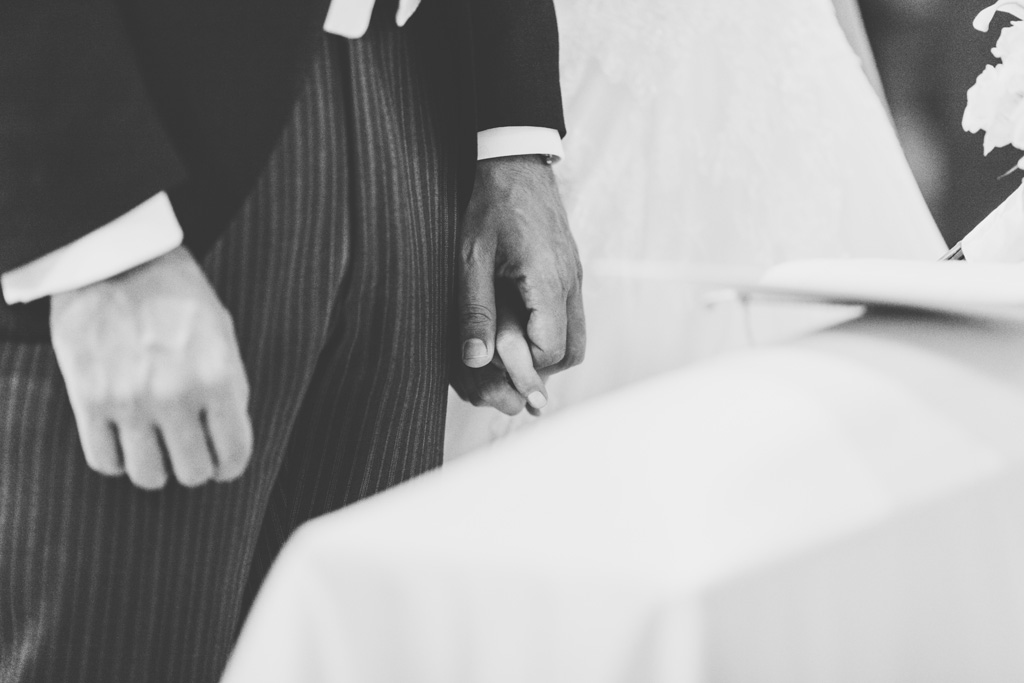 Fotografo Matrimonio Pavia I due sposi si stringono le mani durante la cerimonia di matrimonio