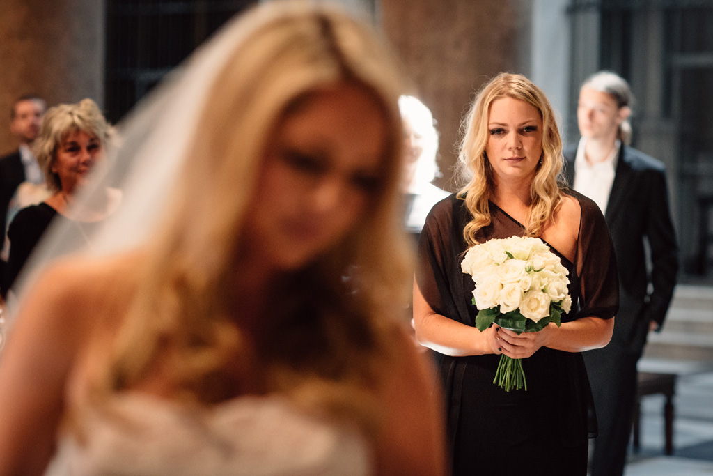 Fotografo Matrimonio Villa Del Cardinale Una damigella guarda la sposa durante la cerimonia