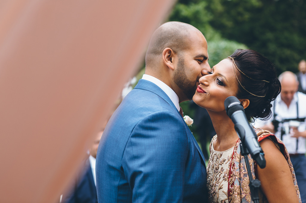 Fotografo Matrimonio Villa Erba I due sposi finalmente si ricongiungono