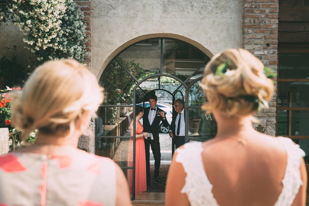 Fotografo Matrimonio Lago di Garda La sposa attende di entrare