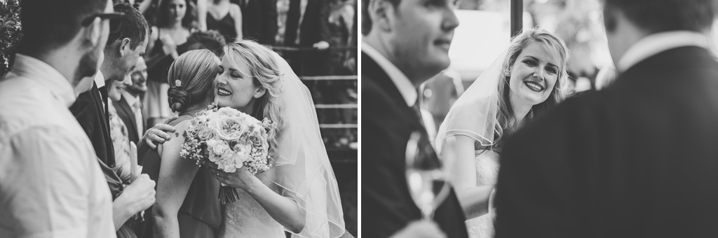 Fotografo Matrimonio Lago di Garda La sposa abbraccia ospiti e parenti