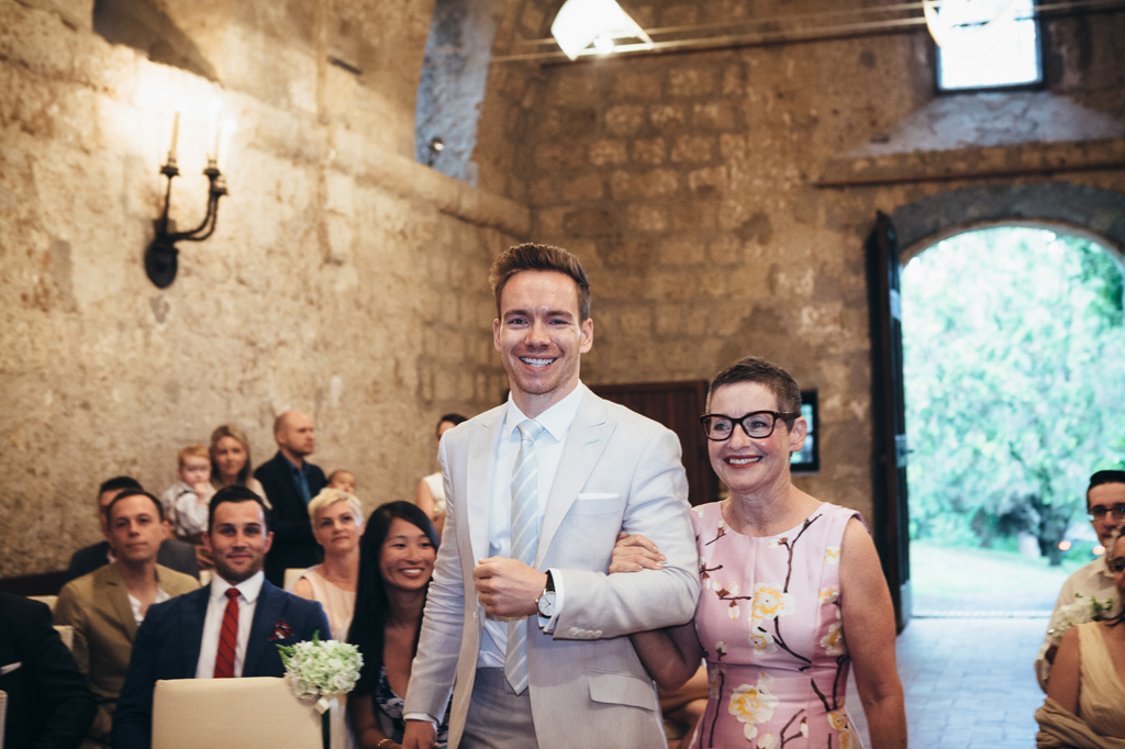 Fotografo Matrimonio Orvieto Lo sposo raggiunge l'altare accompagnato dalla madre