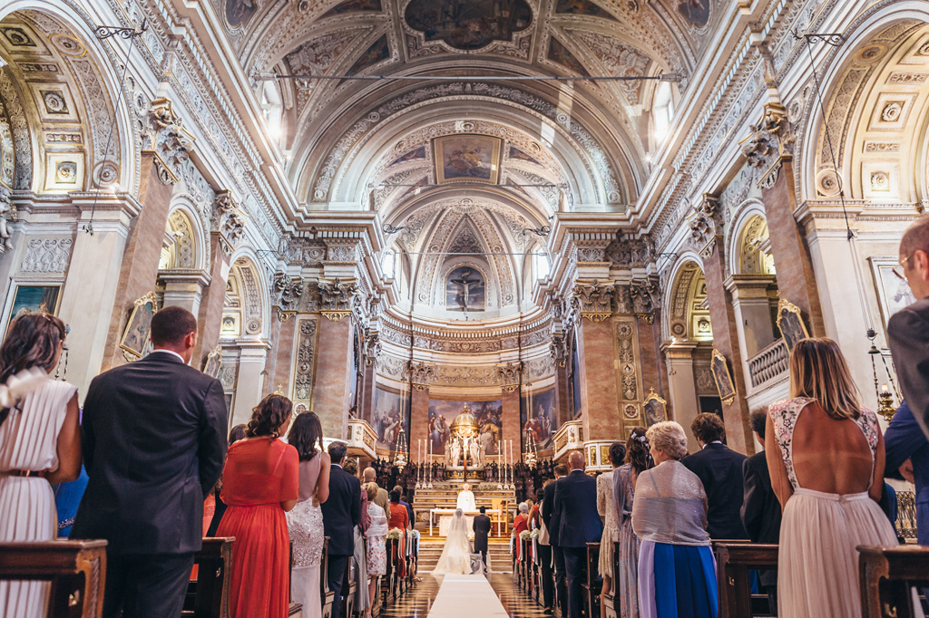 Fotografo Matrimonio Villa Caroli Zanchi Una panoramica della splendida chiesa di Bergamo in cui si svolgono le nozze