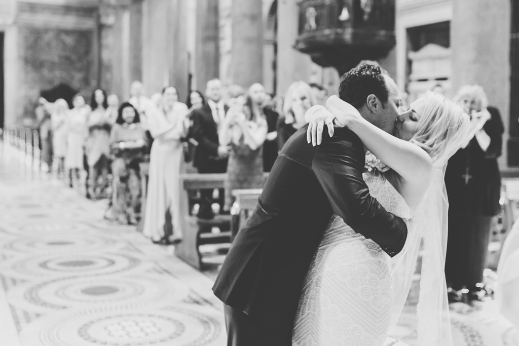 Fotografo Matrimonio Villa Del Cardinale Emmanuel e Brittney si scambiano un bacio