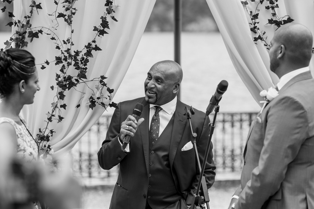 Fotografo Matrimonio Villa Erba Il prete