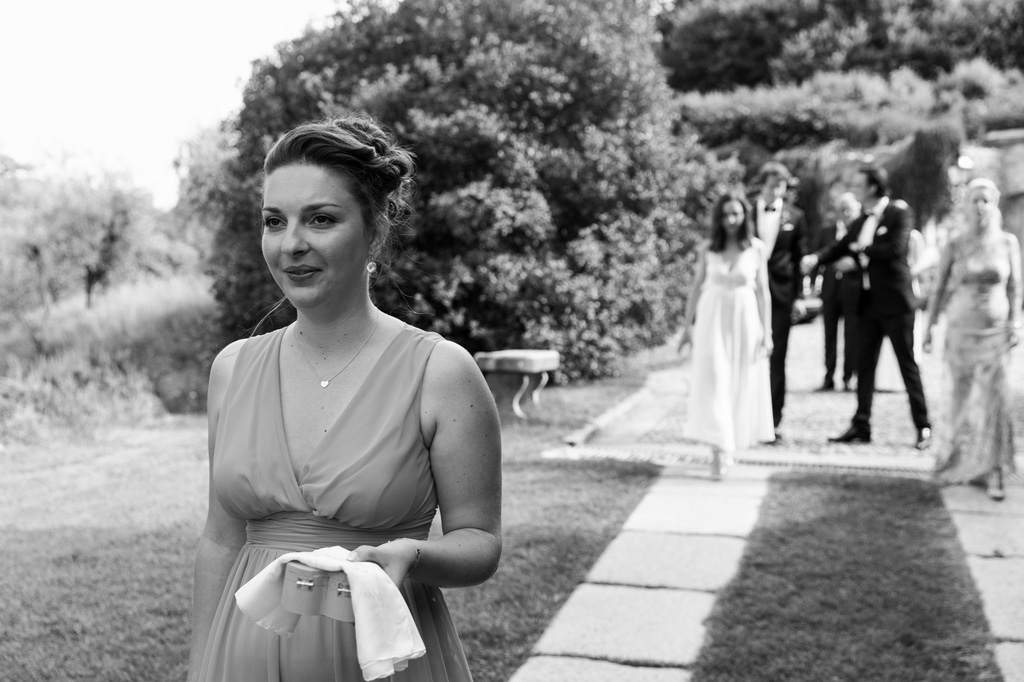 Fotografo Matrimonio Lago di Garda Una damigella custodisce le fedi nunziali degli sposi