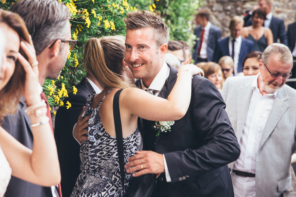Fotografo Matrimonio Lago di Garda Lo sposo Martin abbraccia ospiti e parenti