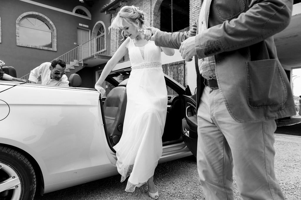 Fotografo Matrimonio Langhe La sposa scende dalla macchina