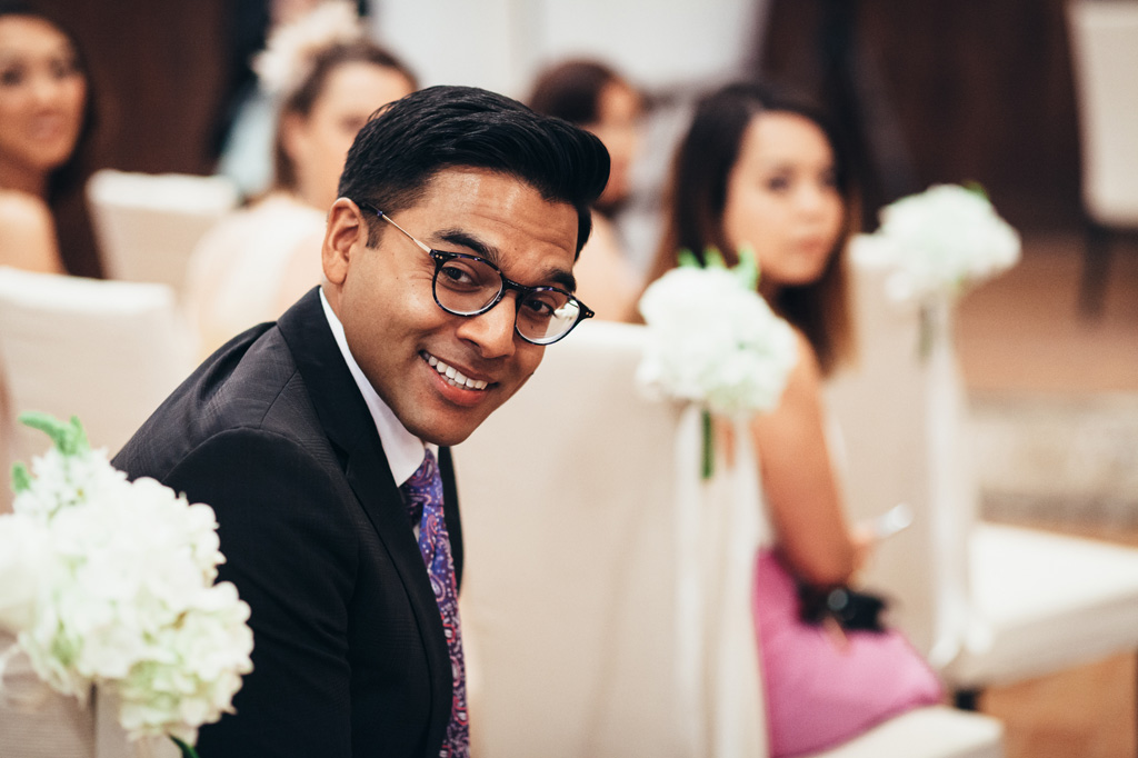 Fotografo Matrimonio Orvieto Un'invitato osserva incuriosito l'arrivo della sposa