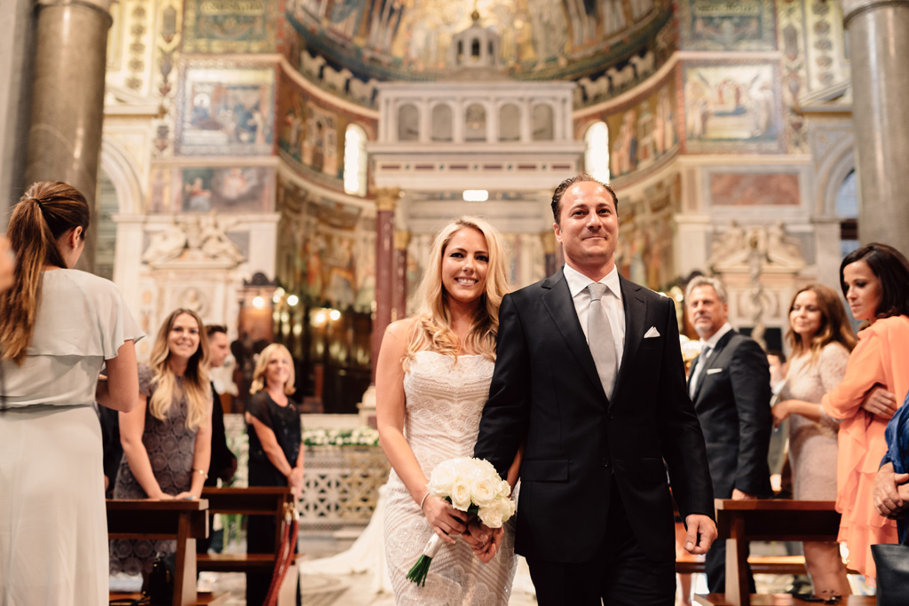 Fotografo Matrimonio Villa Del Cardinale Emmanuel e Brittney attraversano il corridoi mano nella mano