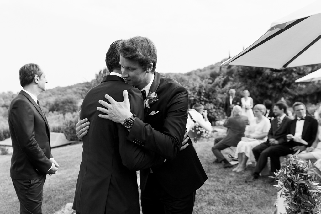 Fotografo Matrimonio Lago di Garda Alcuni ospiti abbracciano commossi lo sposo