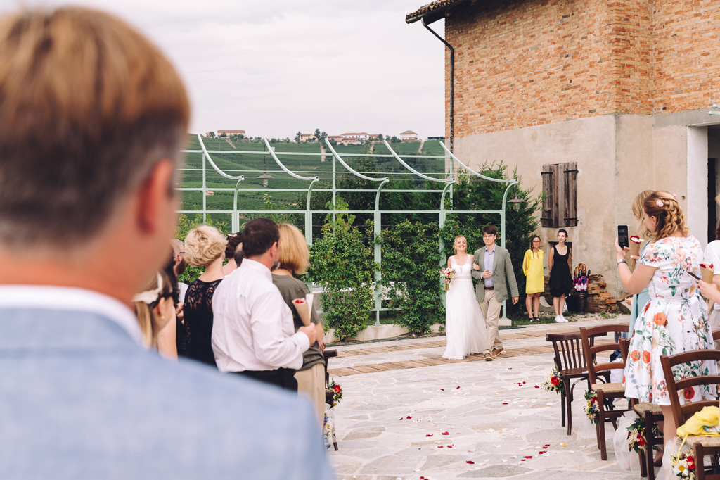 Fotografo Matrimonio Langhe La sposa è accompagnata sino all'altare
