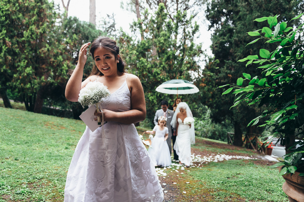 Fotografo Matrimonio Orvieto La sposa raggiunge la chiesa accompagnata