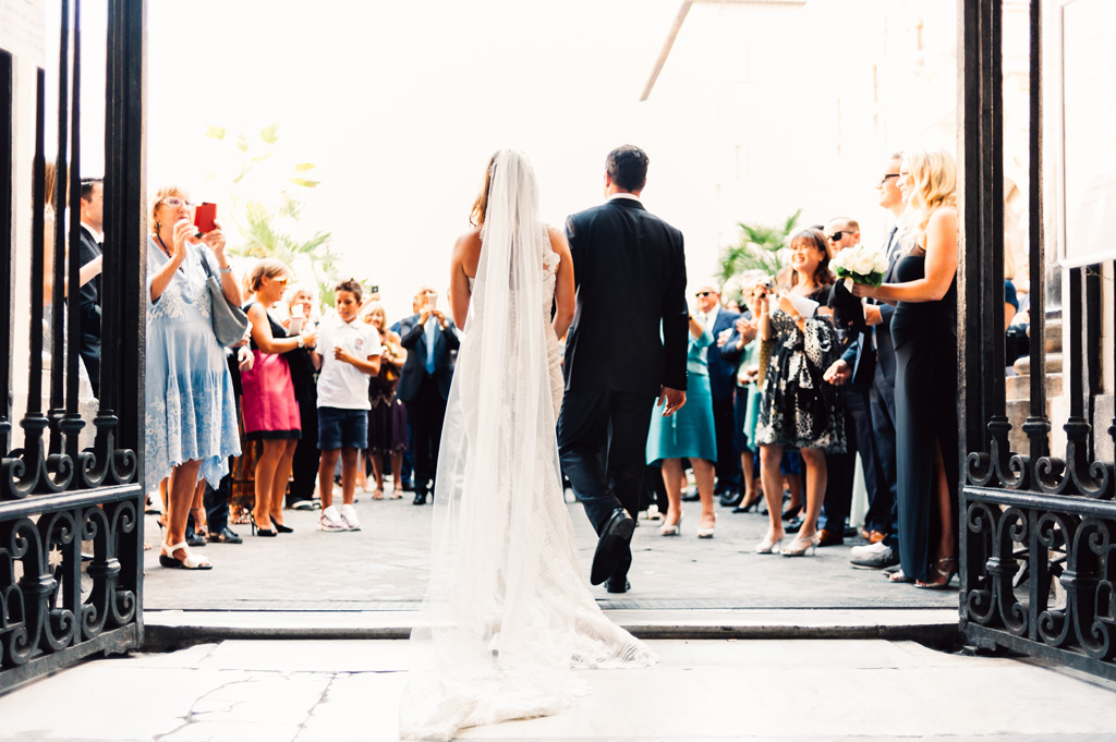 Fotografo Matrimonio Villa Del Cardinale Emmanuel e Brittney raggiungono gli invitati all'uscita della Basilica