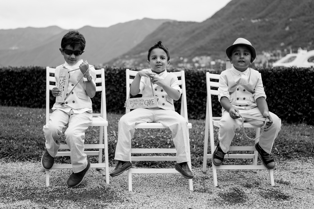 Fotografo Matrimonio Villa Erba Tre bambini in espressioni stravaganti ritratti dal fotografo Alessandro Della Savia