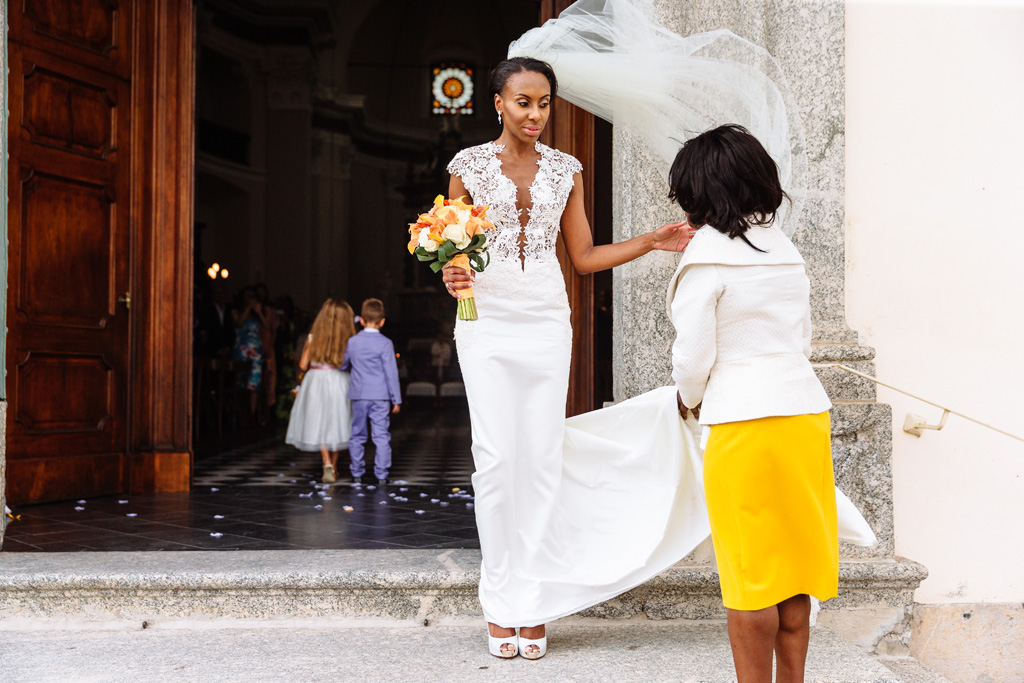 Fotografo Matrimonio Villa Erba La sposa Ayesha si prepara a entrare in chiesa di Sant'Abbondio