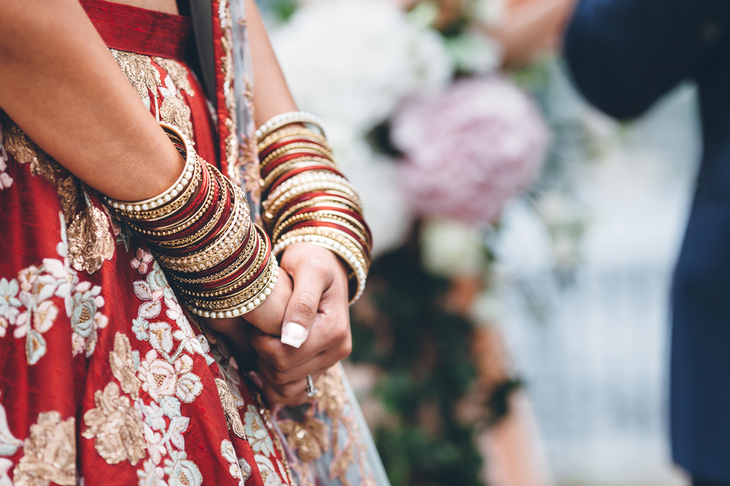 Fotografo Matrimonio Villa Erba Un dettaglio dei braccialetti indossati dalla sposa