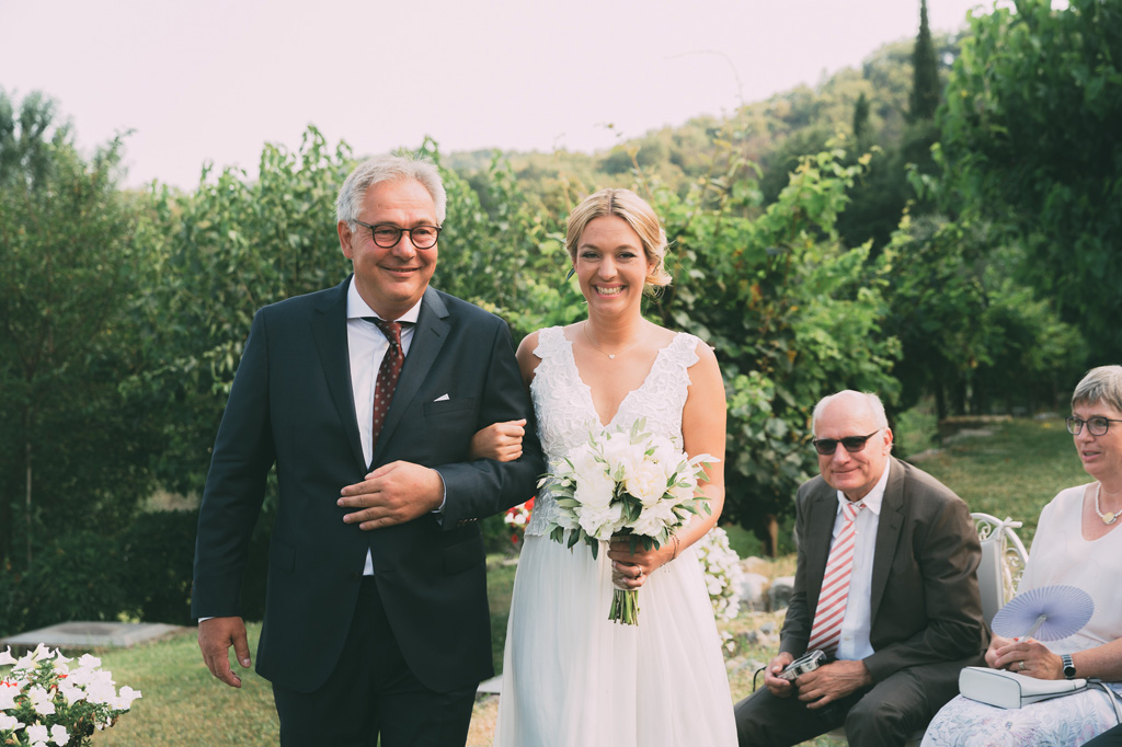 Fotografo Matrimonio Lago di Garda La sposa raggiunge lo sposo accompagnata dal padre