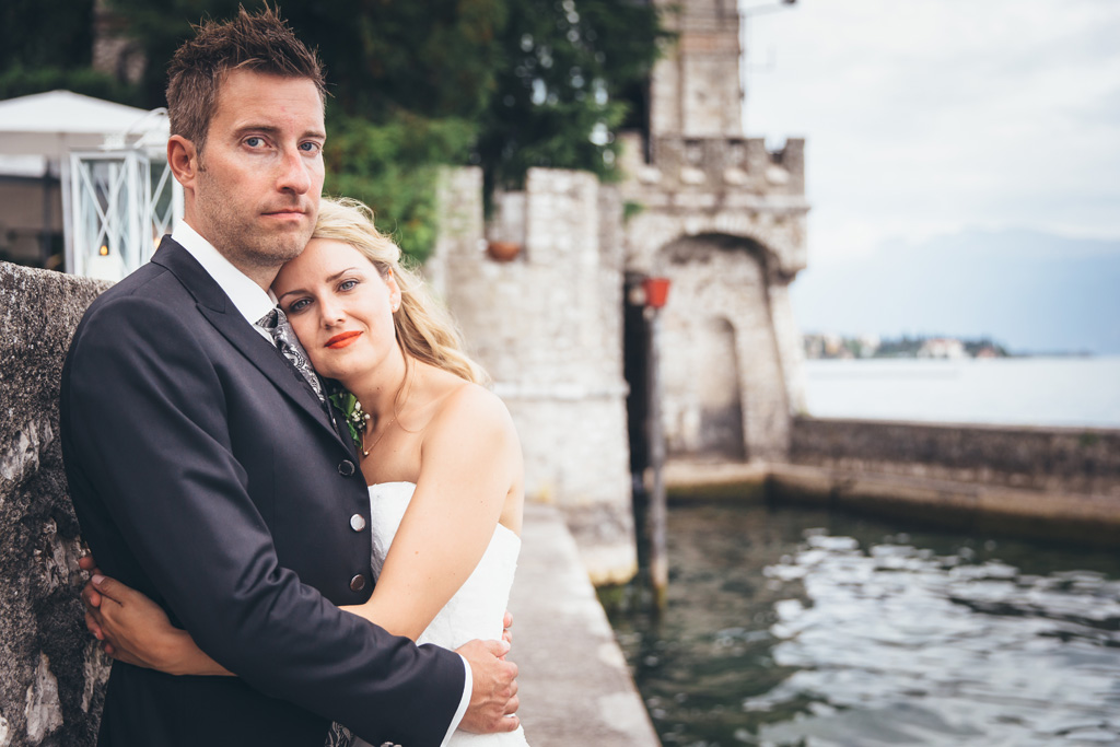 Fotografo Matrimonio Lago di Garda I due sposi posano per il fotografo Alessandro Della Savia